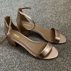 Cushionaire Women's Alba one band mid block heel sandal Gold 10 +Memory Foam